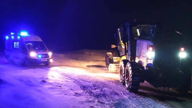 Erzurumda mahsur kalan 26 yolcu ve 30 hasta kurtarıldı