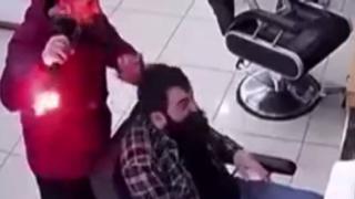 Kuaförün elindeki fön makinası alev aldı