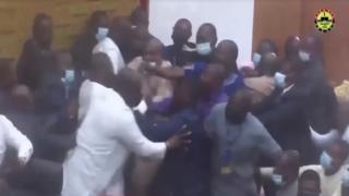 Gana parlamantosunda vekiller birbirine girdi