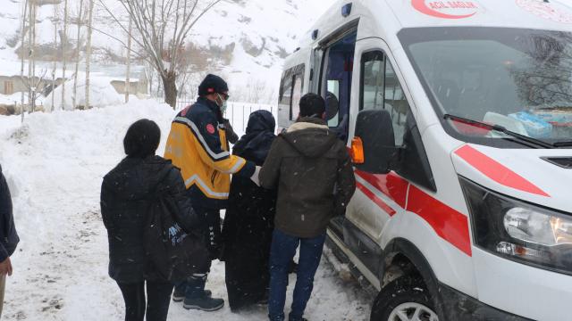 Rahatsızlanan kadına kar nedeniyle 2 saat sonra ulaşıldı