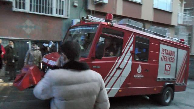 Yangında mahsur kalan bebeği ve engelli kadını itfaiye kurtardı