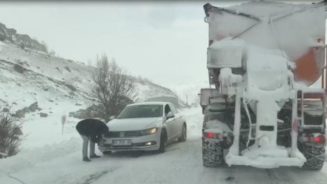 2 bin 540 rakımlı Sahara Geçidinde kar yağışı ve tipi