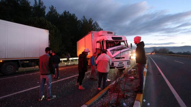 Kamyon trafik ışıklarında bekleyen tıra çarptı