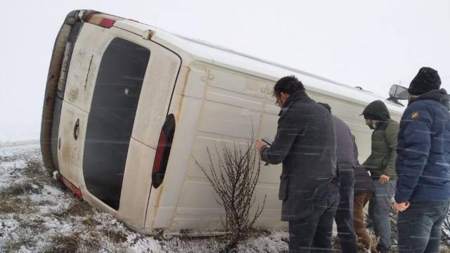 Sivasta servis aracı devrildi: 5 yaralı