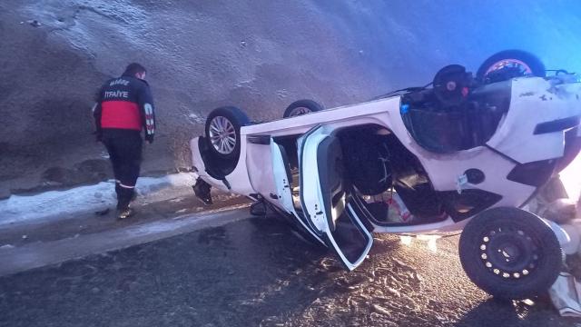 Niğdede buzlanma nedeniyle otomobil takla attı: 4 yaralı