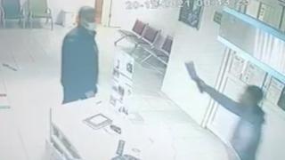 Hastanede güvenlik görevlilerine satırlı saldırı kamerada