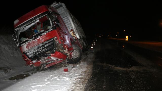Tokatta buzlanma ulaşımı aksattı