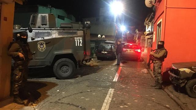 İstanbulda zehir tacirlerine operasyon: 23 gözaltı