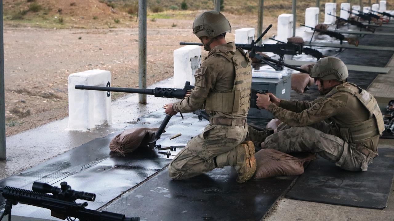 Her türlü silahın eğitimi veriliyor