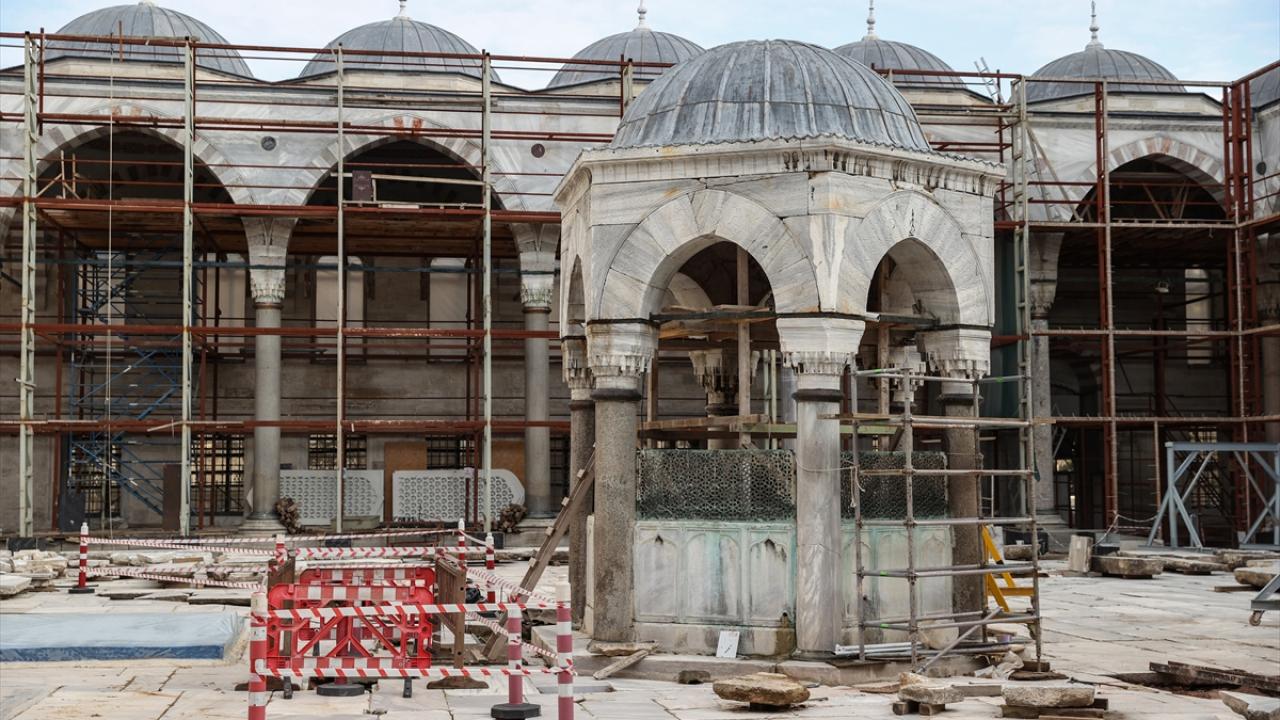 Kubbelerin alemleri onarılıyor