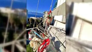 İskelede mahsur kalan işçiler kurtarıldı