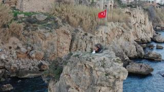 Bayrak sevgisiyle çıktığı kayalıklarda mahsur kaldı