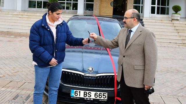 Milli boksör Busenaz Sürmeneliye otomobil hediye edildi