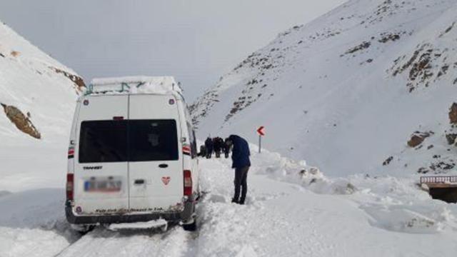 Hakkaride 3 noktaya çığ düştü, araçlar yolda kaldı