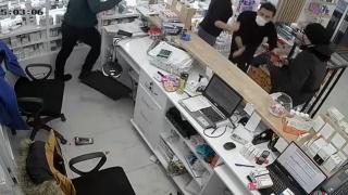 Ankara'da eczane çalışanlarına saldırı kamerada