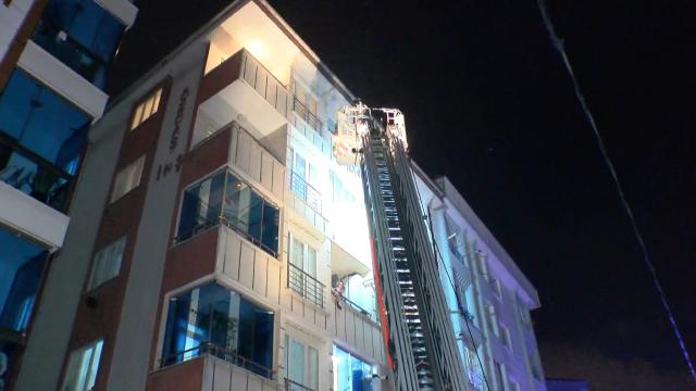 İstanbulda 4 katlı binada yangın