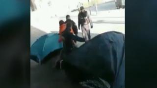 Paris'te çadırlarına el koyulan göçmenler soğukta sokakta kaldı