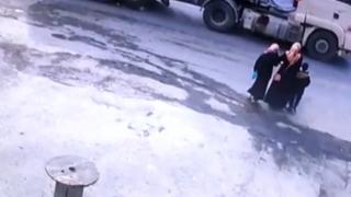 Hafriyat kamyonunun çarptığı kadın hayatını kaybetti