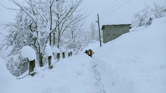 Kar nedeniyle köyde mahsur kalan hastaya 4 saatte ulaşıldı