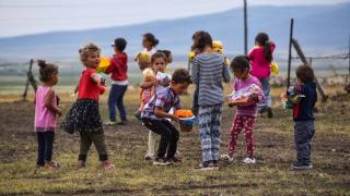 Karlı dağları aşıp çocuklara hediye götürüyor