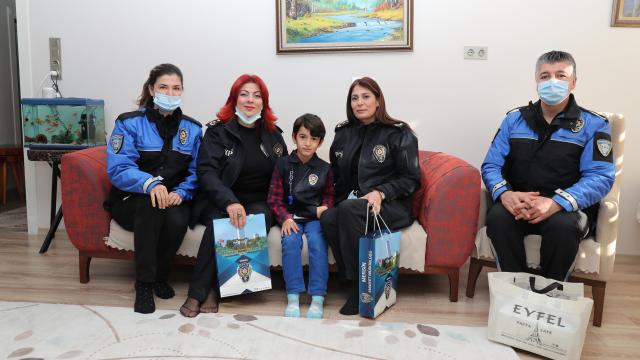 Mersinde hayali polislik olan çocuk ziyaret edildi