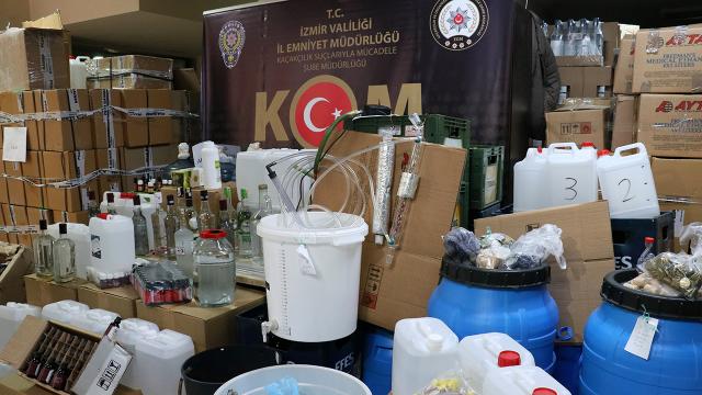 Yılbaşı öncesi denetimler arttı: İzmirde 30 ton sahte içki ele geçirildi