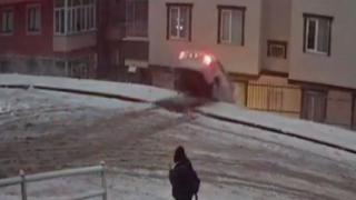 Karlı yolda frene bastı, sitenin bahçesine düştü