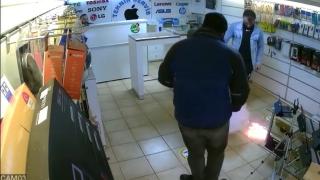 Cep telefonu bataryası elinde patladı