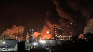 ABD'de rafineride yangın: Yaralılar var