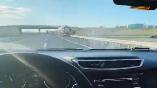 Devrilen tıra çarpmaktan son anda kurtuldu