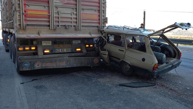 Manisada tıra çarpan otomobildeki 4 kişi yaralandı