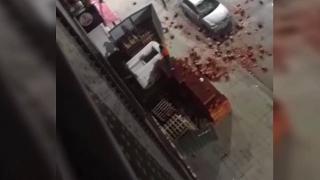 Otomobili tuğla yağmuruna tuttu