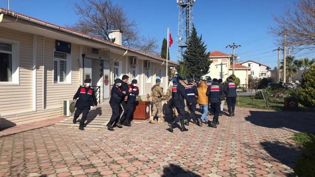 Ayvalıkta 35 adrese eş zamanlı baskın: 27 gözaltı