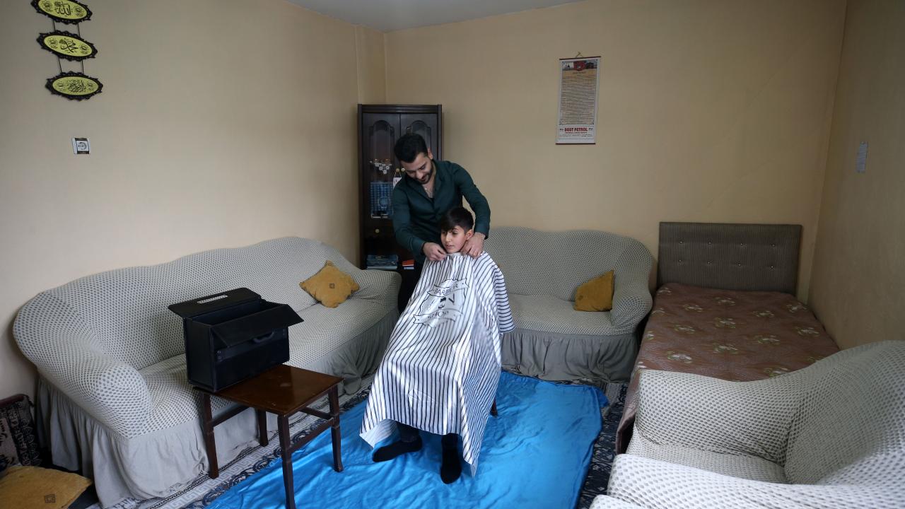 Merkeze uzak bazı köylerdeki çocukların tıraş olamadığını anlatan Akdeniz, şunları ifade etti: