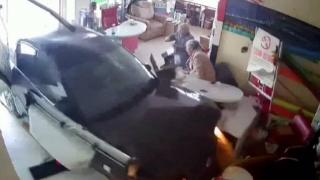 Alkollü sürücü polisten kaçarken iş yerine daldı