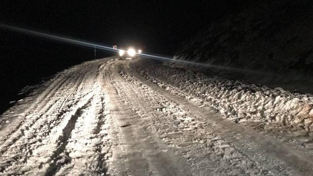 Bayburtta karda mahsur kalanları AFAD ve jandarma kurtardı