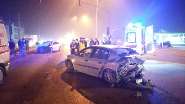 Bursada otomobil kırmızı ışıkta duran araca çarptı: 6 yaralı