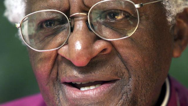 Irk ayrımcılığıyla mücadele eden Nobel ödüllü Desmond Tutu hayatını kaybetti