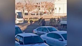 Yola saçılan elmaları askerler topladı