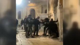 İsrail polisi iki Filistinli genci darp etti