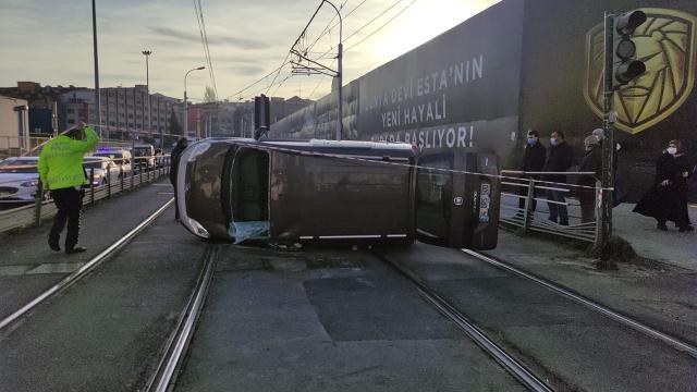 İstanbulda kaza yapan araç tramvay yoluna devrildi, seferler durdu