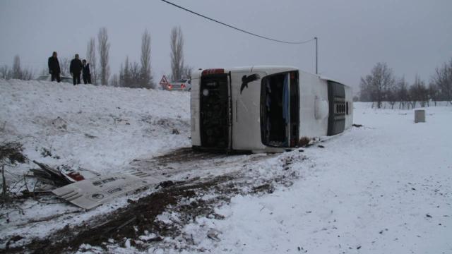 Konyada yolcu otobüsü şarampole devrildi: 11 yaralı