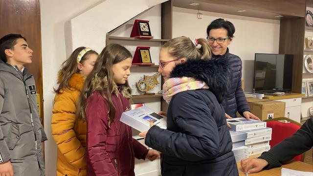 Kosovadaki Türk çocukları tabletlerine kavuştu