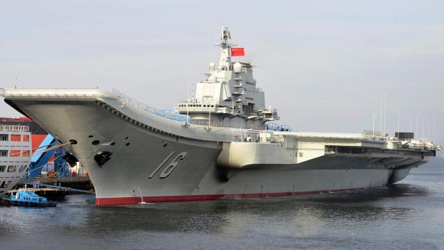 Çinin Liaoning uçak gemisi Japonyanın güneyinden geçti