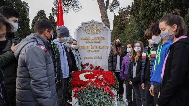 Milli şair Mehmet Akif Ersoy kabri başında anıldı