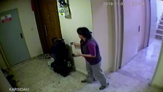 Kapısının önüne pislik atan kişi komşusu çıktı