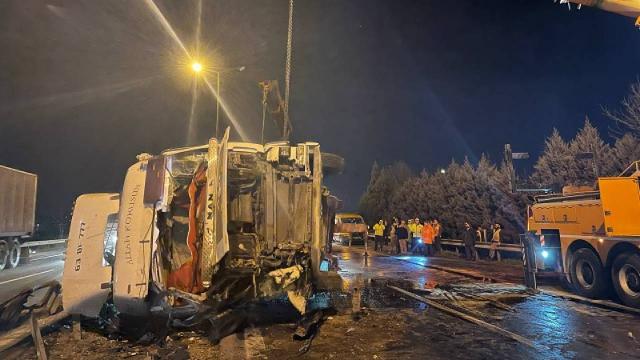 Kocaelide devrilen tır ulaşımı aksattı