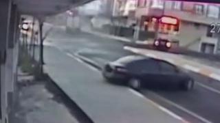 Kamyonetle otomobil kafa kafaya çarpıştı: 3 yaralı