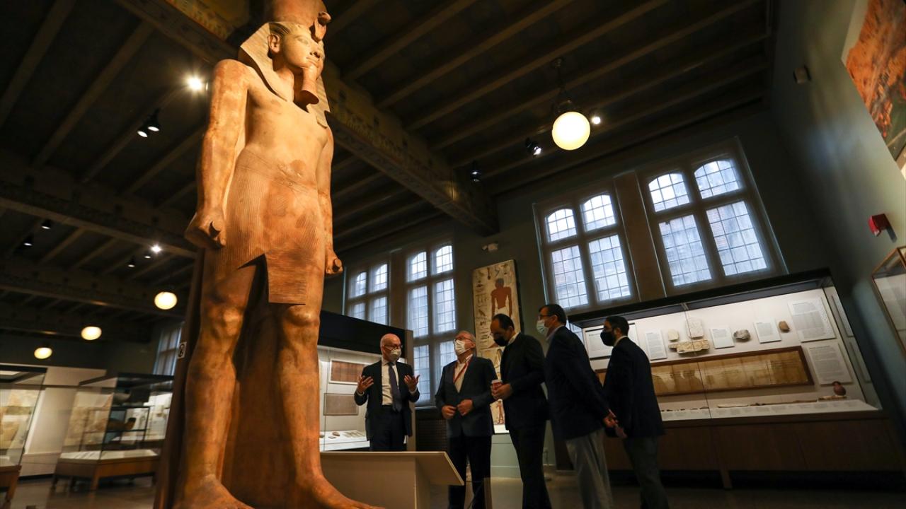 Kütüphanedeki kitapları inceledi