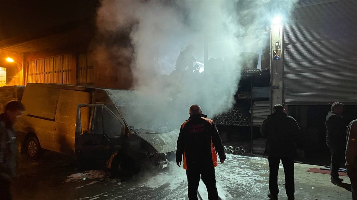 Kayseri`de park halindeki minibüs yandı